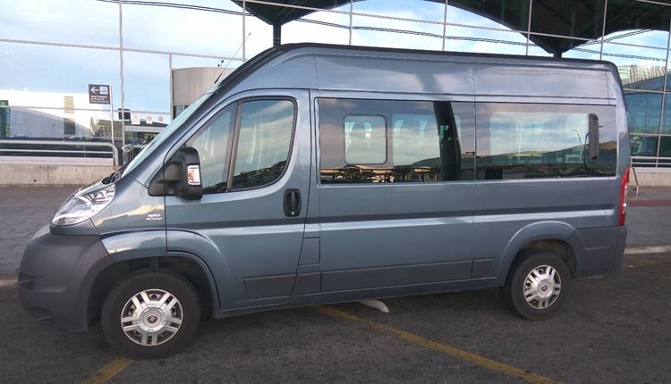 Minibús para el servicio de traslado de hasta 8 pasajeros desde el Aeropuerto de Valencia a Benidorm.