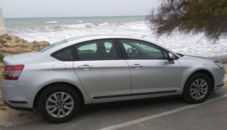 Taxi económico para 4 pasajeros desde el Aeropuerto de Alicante a Benidorm.