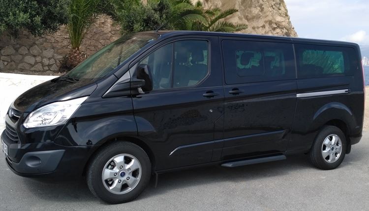 Minivan utilizada para los traslados de 6 pasajeros desde la estación de tren de Valencia AVE a Benidorm.