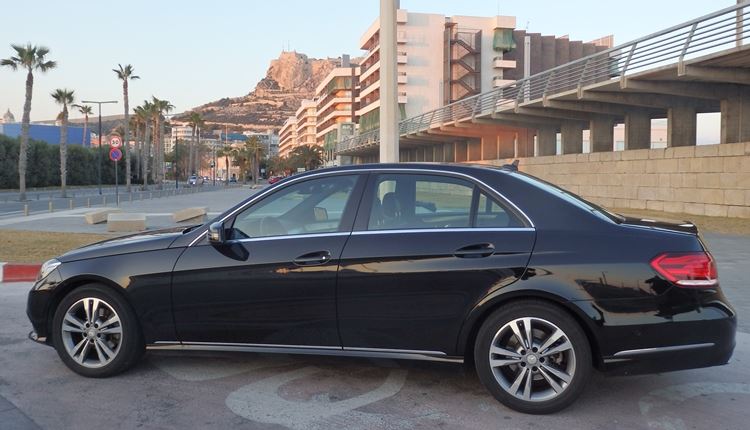 Vehículo Mercedes clase E servicio executive y VIP para traslados entre la estación de tren de Valencia y Alicante.