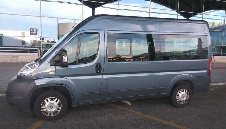 Traslado del aeropuerto de Alicante a Santa Pola en minibús para 8 pasajeros.